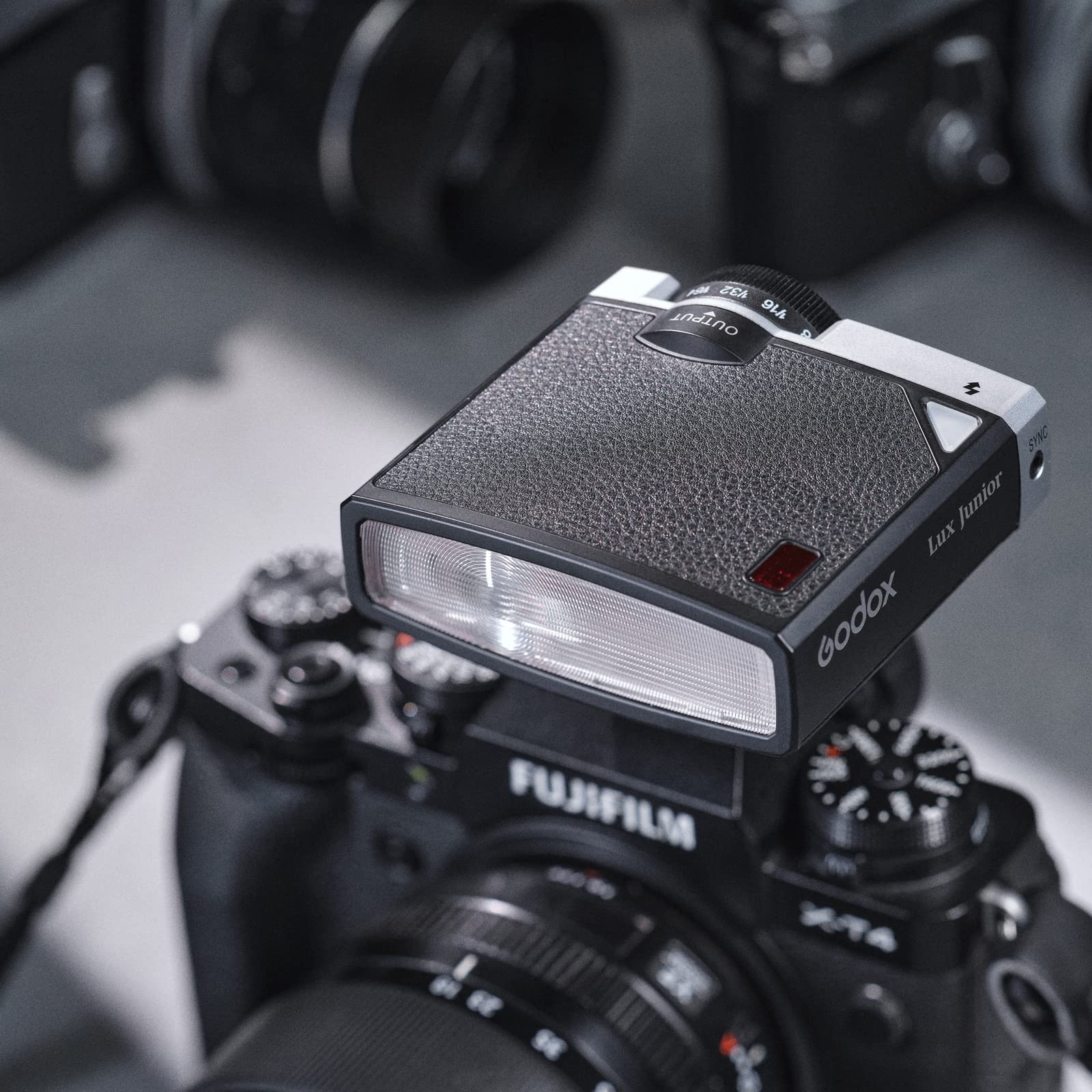 Amazon | Godox Lux Junior レトロ カメラフラッシュ クリップオン